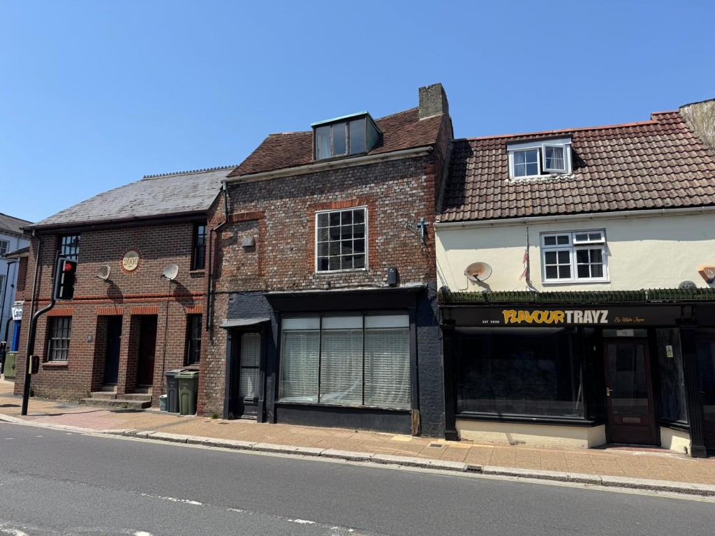 Lot: 66 - FREEHOLD THREE STOREY TOWN CENTRE BUILDING WITH POTENTIAL - View from the street